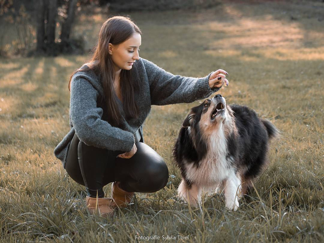 Nadine mit ihrer Australian-Shepherd-Hündin Grace